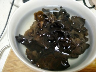 1、最好吃的油泼金针菇,提前水发木耳。