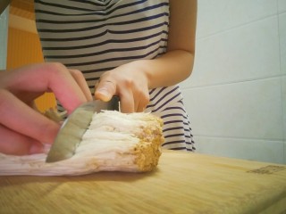 2、最好吃的油泼金针菇,金针菇切掉根，然后洗干净。