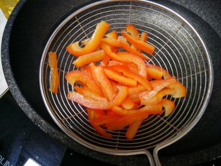 6、最好吃的油泼金针菇,彩椒放入水中，迅速过水捞出，不要烫过了，就软了。