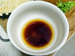 7、最好吃的油泼金针菇,盐、鸡精、生抽和水1:1:3:5的比例调好汁，和匀至盐融化。
