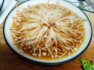 13、最好吃的油泼金针菇,蒸好的金针菇出锅。