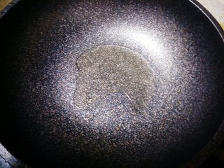 16、最好吃的油泼金针菇,锅内烧热油，烧到油冒烟时。