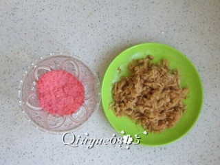 3、翻转樱花寿司,樱花粉和肉松倒出来备用