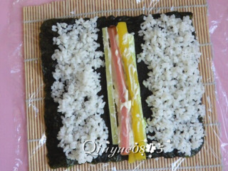 8、翻转樱花寿司,再来点沙拉酱、青芥辣。