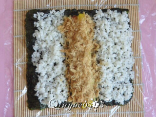 9、翻转樱花寿司,放肉松。
