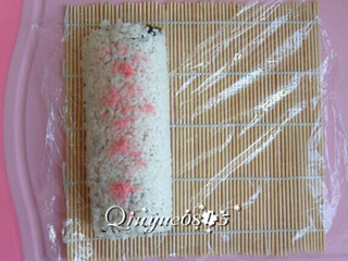 12、翻转樱花寿司,在米饭上撒上樱花粉