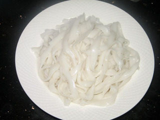 2、干炒牛河,河粉买回来后用手把粘连的掰开。