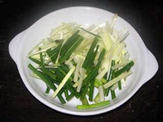 4、干炒牛河,韭黄、香葱、洋葱切成段。