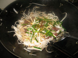 10、干炒牛河,再加入适量的盐、生抽、老抽拌匀。