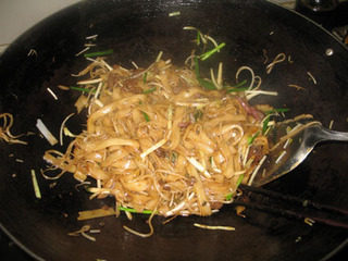 11、干炒牛河,调好味道后,将锅置回火上,快速炒匀就行了。