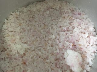 1、青瓜火腿腊鱼寿司,寿司米若干洗净按1:1.2的比例加水煮熟后加寿司醋，搅拌一会儿然后晾冷即可。????我是等寿司米煮熟后加了紫薯饭一起搅拌的～所以米饭带点紫色⋯