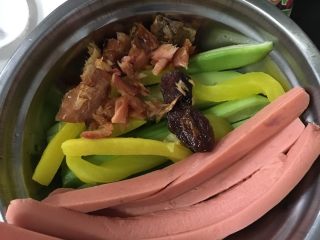 2、青瓜火腿腊鱼寿司,黄瓜，火腿切成细长条～即可，大根就是调味的萝卜条～很好吃～蒸熟的腊鱼块把刺挑出来扔掉，撕碎～即可。