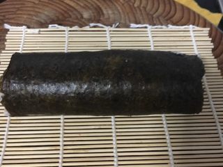 4、青瓜火腿腊鱼寿司,都铺好了之后用竹帘卷起来～最后用刀切块～一片一片的～