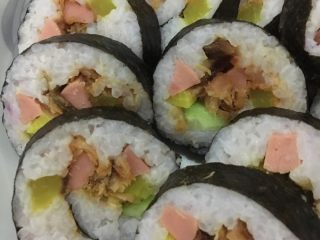 5、青瓜火腿腊鱼寿司,切好就是这样的了～????