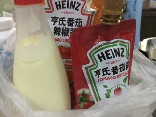 6、青瓜火腿腊鱼寿司,洒上沙拉酱～番茄辣椒酱～