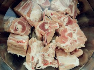 2、红烧羊蝎子,倒掉血水，冲洗干净