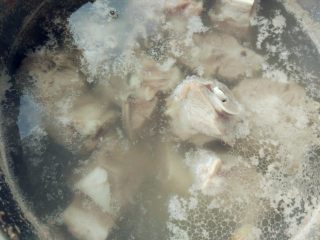 3、红烧羊蝎子,重新入冷水中，煮沸，漂去浮沫，用温热的水冲洗干净。此时不要用冷水，会使肉质突然紧缩，变老变硬。