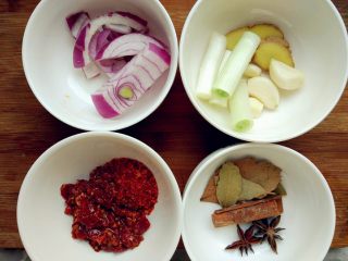 4、红烧羊蝎子,给羊蝎子焯水的同时，准备好其他材料。我用的是六月鲜的鲜椒酱，也可以用郫县豆瓣辣酱，或者其他个人喜欢的酱料。