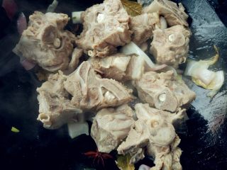 6、红烧羊蝎子,倒入沥净水分的羊蝎子，翻炒净表面的水分