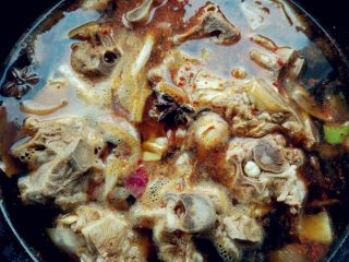 8、红烧羊蝎子,煮沸后漂去锅边浮沫