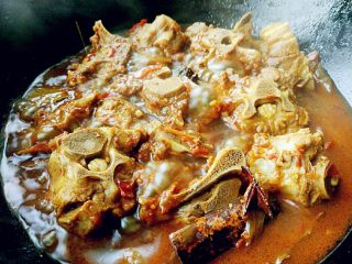 10、红烧羊蝎子,熟透后，打开锅盖，大火收汁