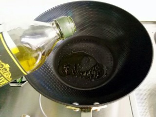 10、秘制烤牛肉披萨,锅中倒入少许橄榄油(约15克)