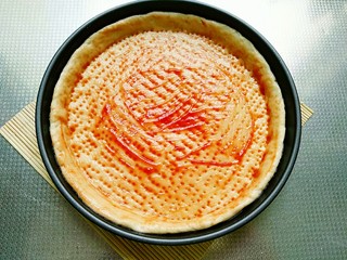 16、秘制烤牛肉披萨,刷一层番茄酱，烤箱预热180度上下火烤7分钟