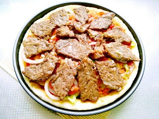 20、秘制烤牛肉披萨,摆上烤好的牛肉