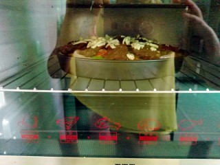 22、秘制烤牛肉披萨,放进烤箱继续烤5分钟至奶酪融化即可