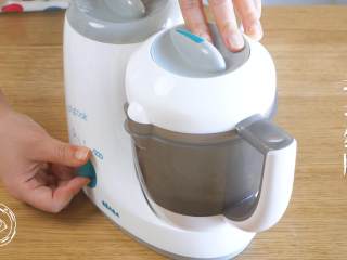 11、12m+自制虾滑（宝宝辅食）,然后，放入淀粉、蛋清和少量的盐，再次搅打细腻~