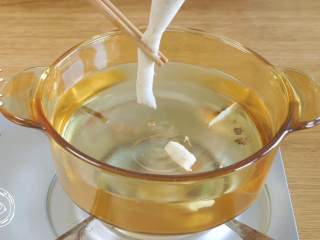 13、12m+自制虾滑（宝宝辅食）,如果煮面呢，就可以先把面煮熟，然后下入虾滑，用筷子按自己想要的大小一夹就可以~