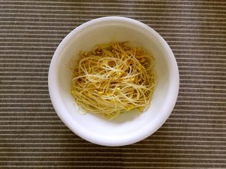 3、川味毛血旺,将煮熟的黄豆芽铺在碗底。