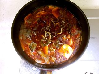 13、川味毛血旺,最后放入毛肚和牛百叶，水开后大火煮1分钟。