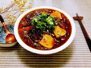 17、川味毛血旺,最后再撒上葱花、香菜和一小把熟白芝麻即可（没熟芝麻可不放）。一道麻辣鲜香的毛血旺就完成了。你还在犹豫什么，赶快学起来吧。