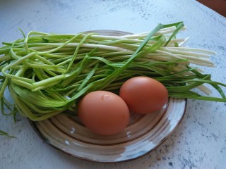 1、蒜苗炒鸡蛋,蒜苗洗净，鸡蛋洗净