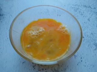 4、蒜苗炒鸡蛋,打散备用