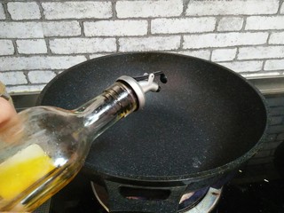 5、蒜苗炒鸡蛋,锅热加食用油