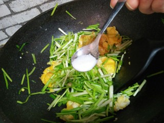9、蒜苗炒鸡蛋,加盐