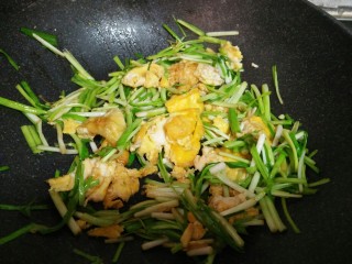 11、蒜苗炒鸡蛋,炒匀即可