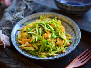 12、蒜苗炒鸡蛋,蒜苗炒鸡蛋就做好了