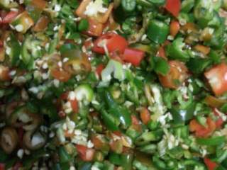 1、辣椒炒大蒜,辣椒洗净去蒂切碎备用