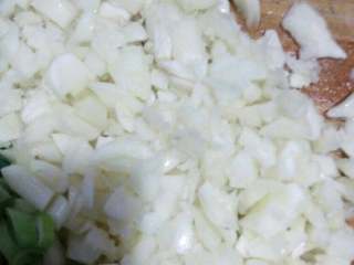 2、辣椒炒大蒜,大蒜剥皮洗净切成末（先拍扁，再切碎，炒的时候更入味）