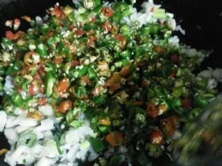 5、辣椒炒大蒜,之后放入切好的辣椒