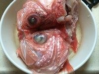 1、甜炖鲷鱼,超市帮忙去好鱼鳞、去掉内脏的鲷鱼沿脊椎骨先劈开两半，再切成鱼头、鱼身、鱼尾三个部分，一共六块。