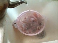 2、甜炖鲷鱼,把鱼块放进洗菜篓里，用开水快速浇一遍。