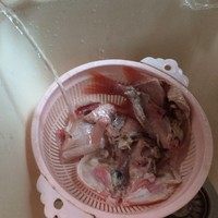 3、甜炖鲷鱼,再用事先在冰箱冷冻存放的冰水浇一遍。