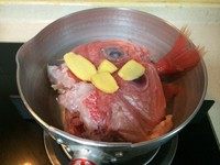5、甜炖鲷鱼,将鱼块码进炖锅，放进姜片。