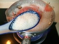 7、甜炖鲷鱼,加4勺白糖，日式做法是比较甜，不喜太甜的可少加一勺白糖。