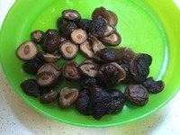 8、甜炖鲷鱼,一小把泡发好的干香菇，我今天用了很小很小的拇指香菇，特别香！泡香菇的水也倒进去（香菇泡发前冲洗一下，所以泡香菇水不用浪费）