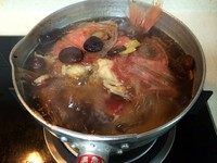 11、甜炖鲷鱼,煮到鱼肉上色就小心地把鱼块夹出摆盘。